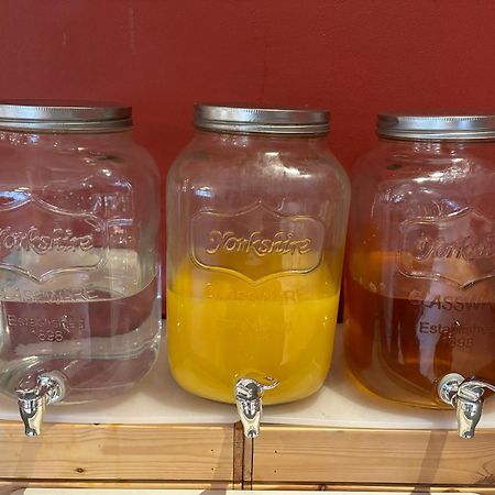 Danhostel Odense City ภายนอก รูปภาพ Mason jar beverage dispensers