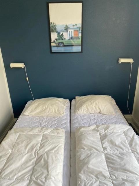 Danhostel Odense City ภายนอก รูปภาพ A bed with two pillows