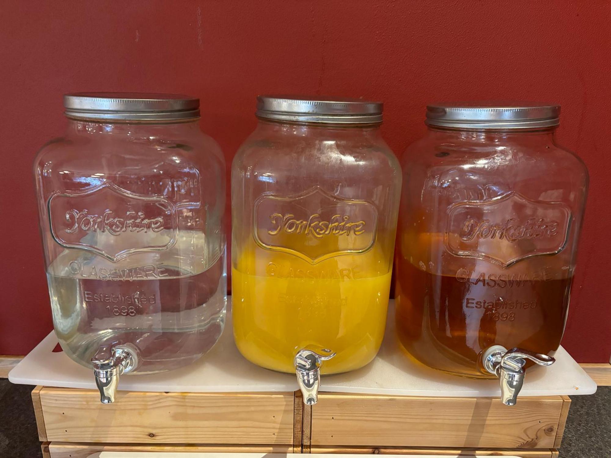 Danhostel Odense City ภายนอก รูปภาพ Mason jar beverage dispensers