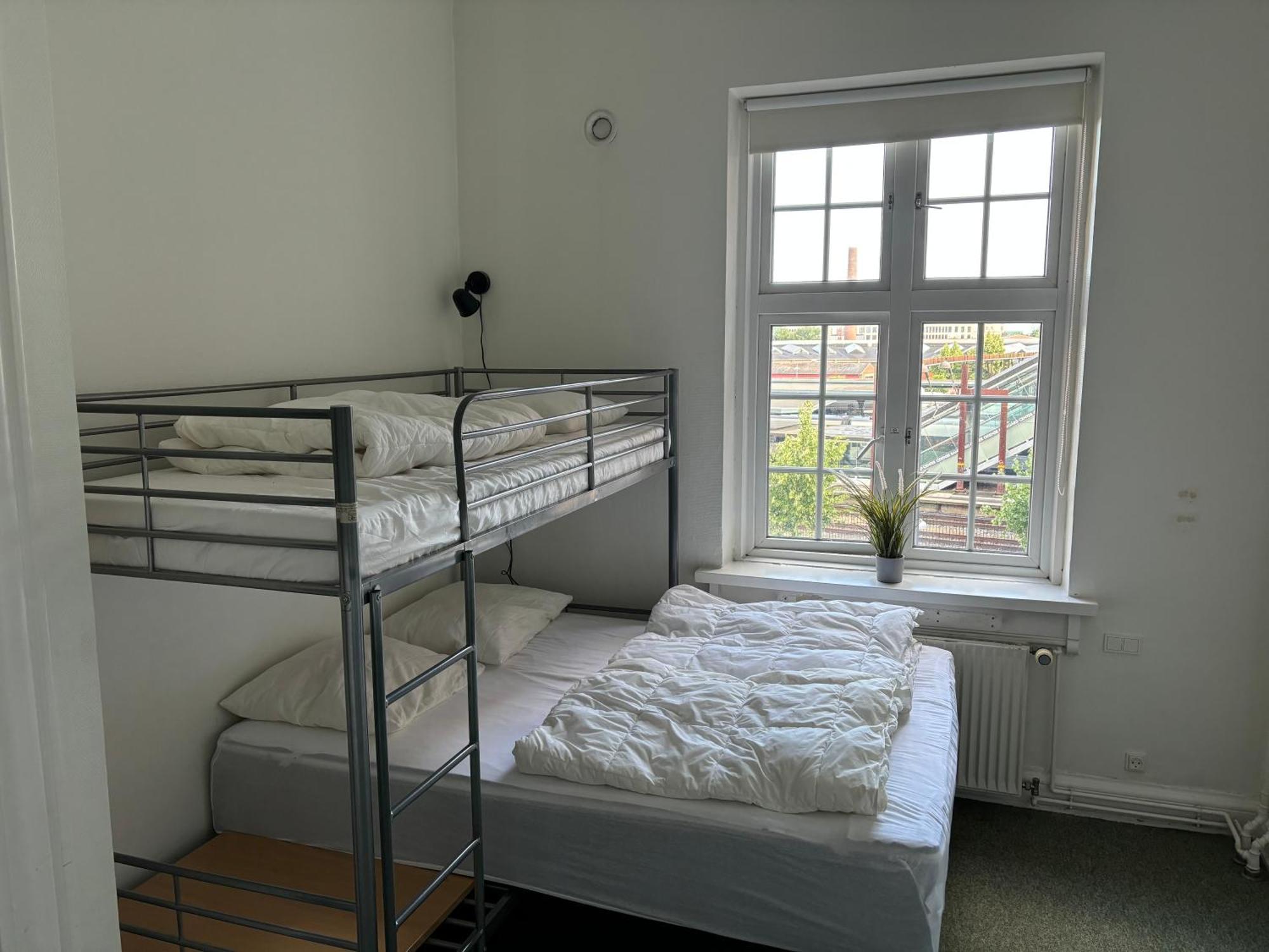 Danhostel Odense City ภายนอก รูปภาพ A bunk bed in a hostel
