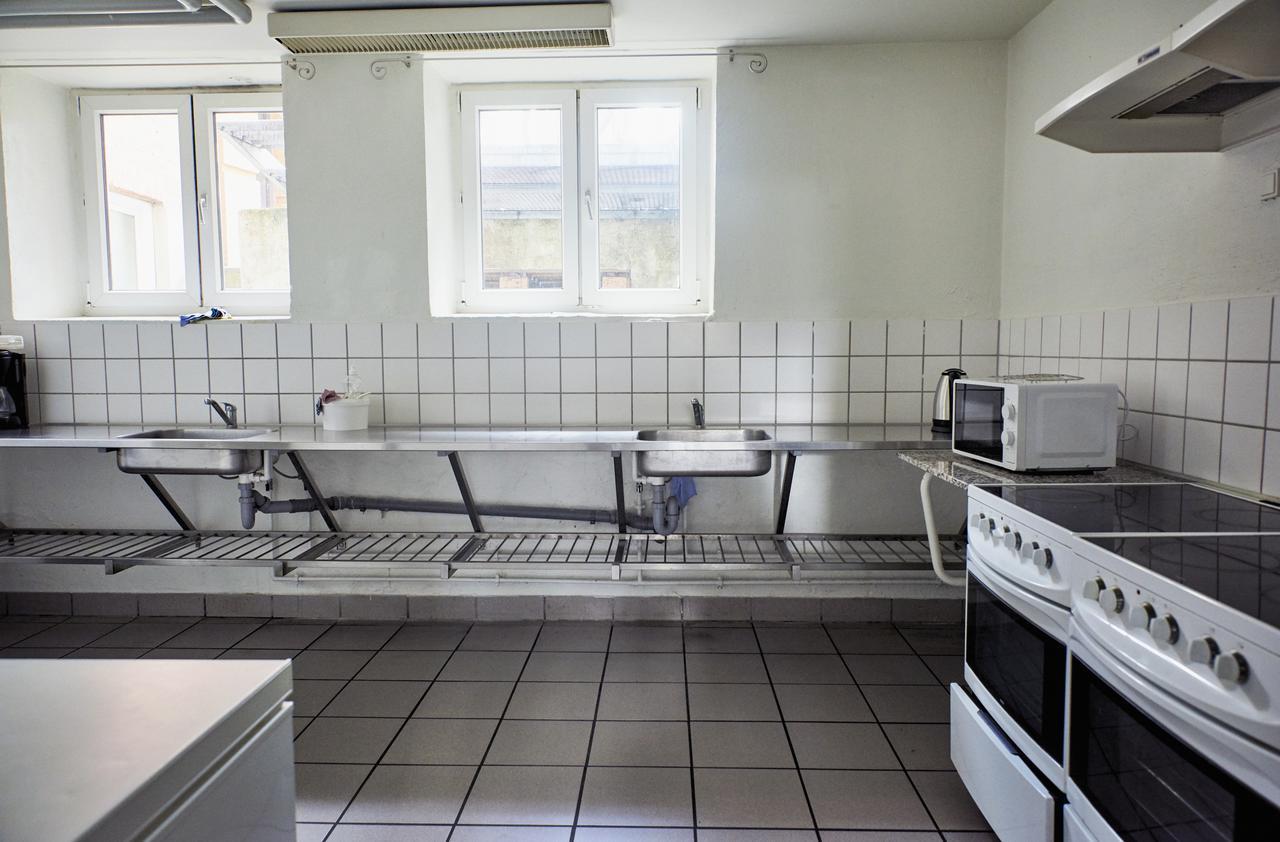 Danhostel Odense City ภายนอก รูปภาพ A typical kitchen at a hostel