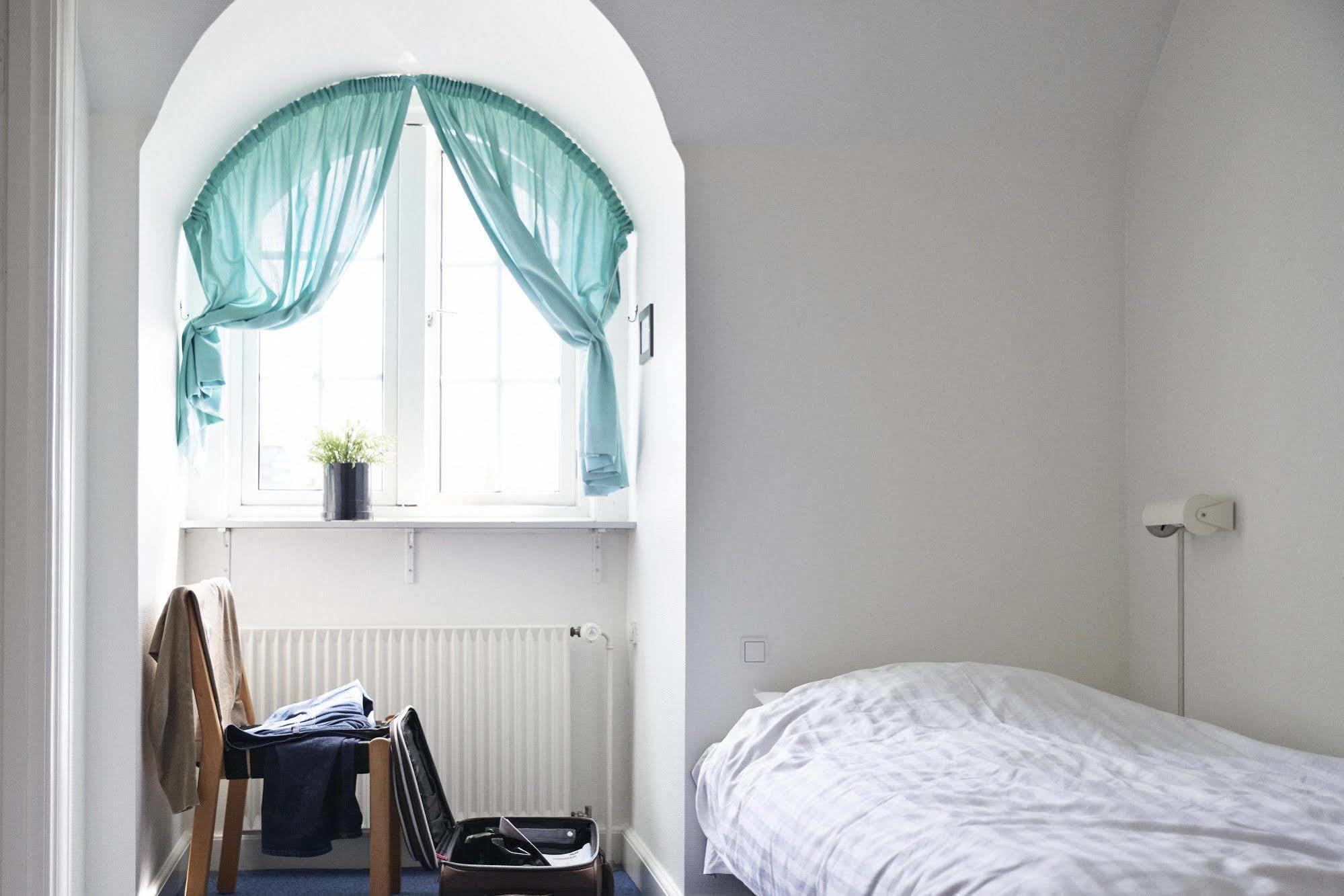 Danhostel Odense City ภายนอก รูปภาพ A typical room at the International College of Hotel Management