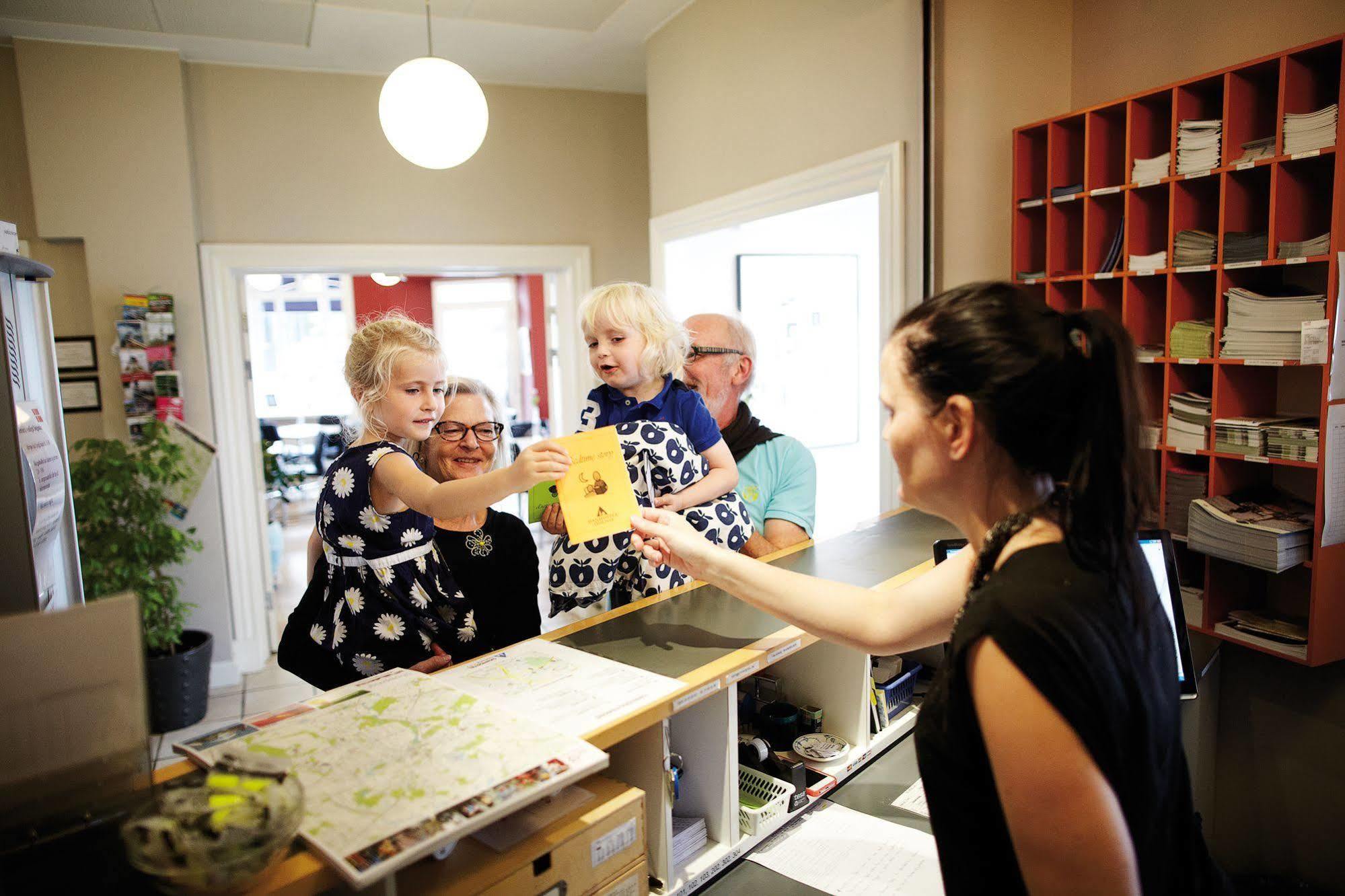 Danhostel Odense City ภายนอก รูปภาพ Reception at the library