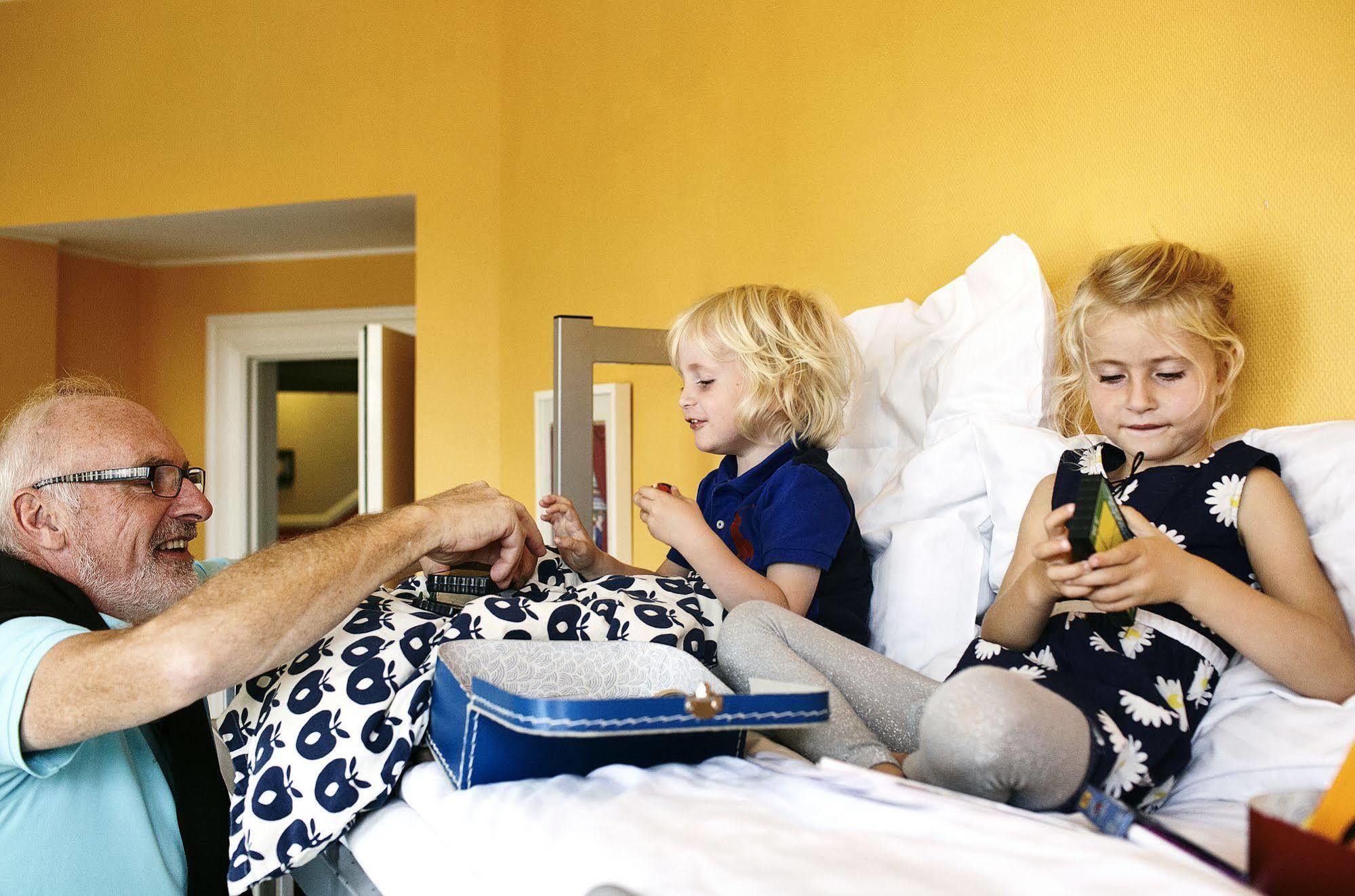 Danhostel Odense City ภายนอก รูปภาพ Family at the Best Western Premier Hotel, Copenhagen